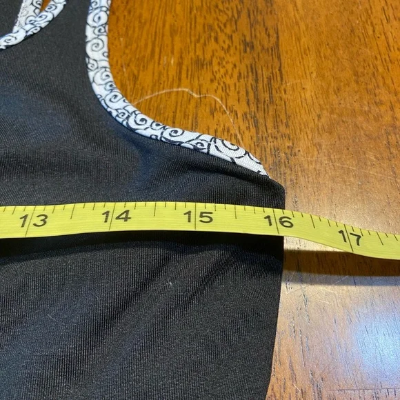 Shanghai red activewear tank. With built-in bra   Size medium. - Picture 11 of 12